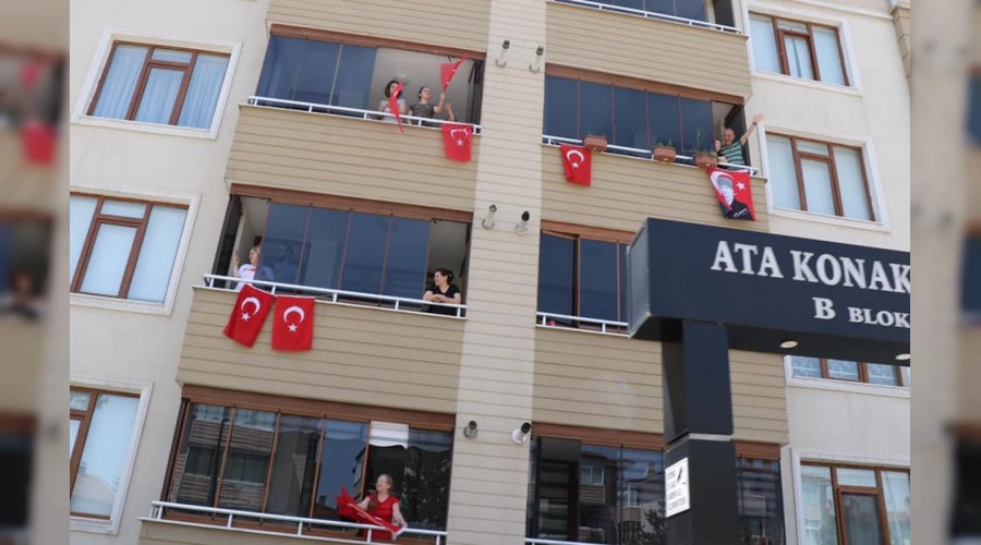 Başkan Köse kamyonet kasasında 19 Mayıs'ı kutladı