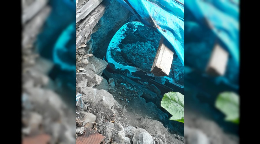 Şiddetli yağan yağmur garajı otomobilin üzerine çökertti