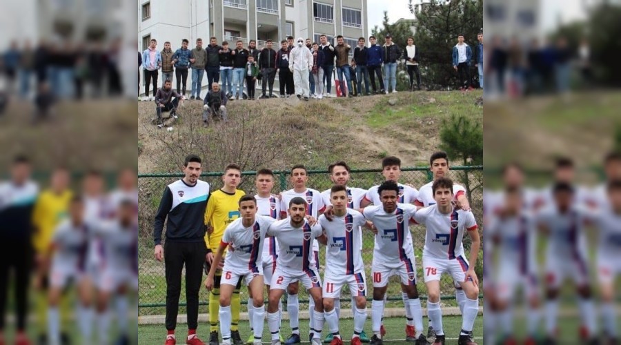 Maçı özel tulum giyerek izledi
