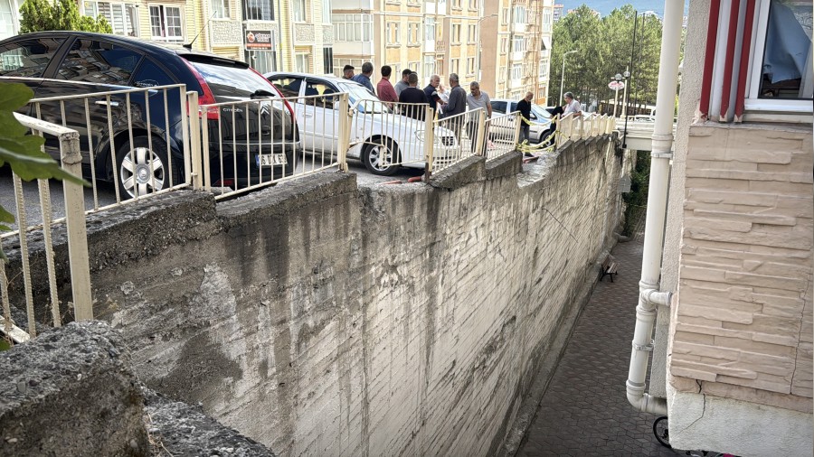 Zarar gren istinat duvar site sakinlerini tedirgin ediyor
