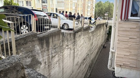 Zarar gren istinat duvar site sakinlerini tedirgin ediyor