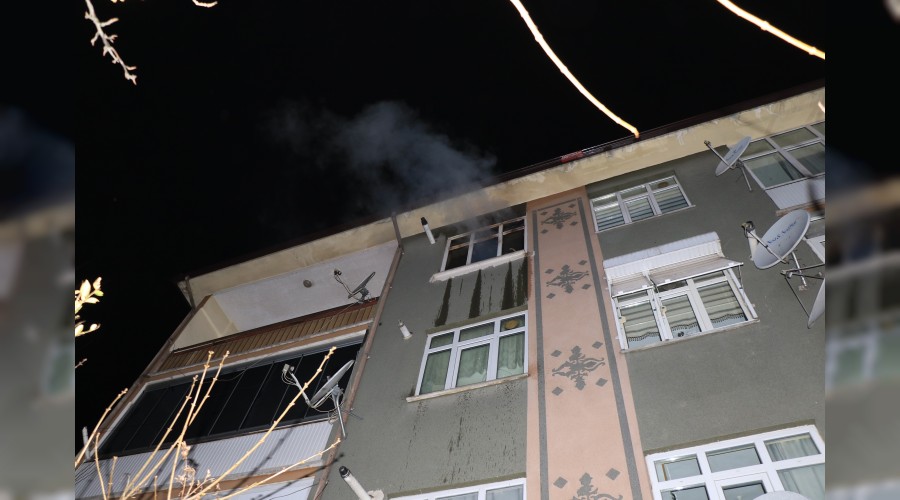 Evde çıkan yangında mahsur kalan şahsı itfaiye ekipleri kurtardı