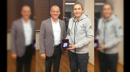 Dnya ikincisi boksrden i adamna ziyaret