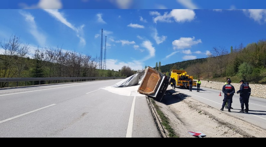 Yoldan çıkan tır devrildi