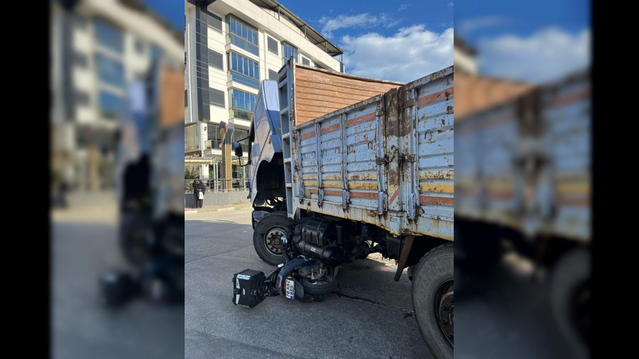 Motosiklet kamyonun altna girdi, src kazay hafif atlatt