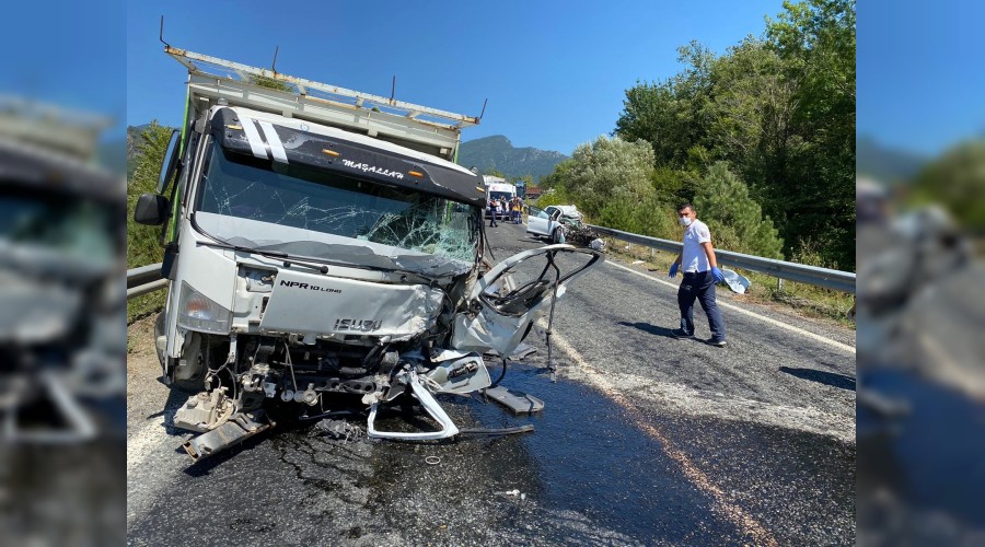 otomobille kamyon çarpıştı: 2 ölü, 3 yaralı