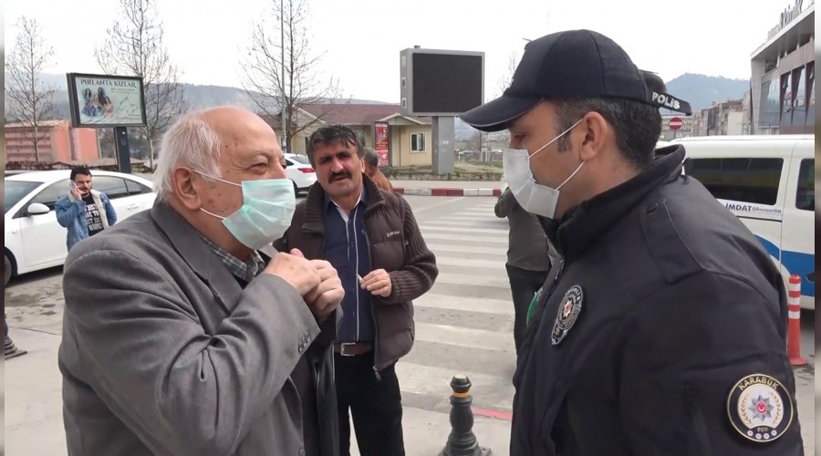 Polisler, risk grubundaki yaşlıları uyarırken, eve gitmeleri için söz istedi