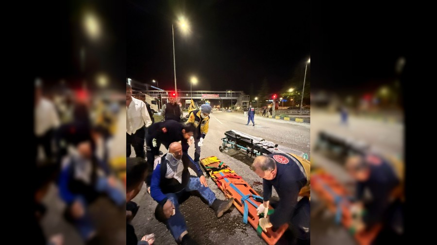 Krmz kta bekleyen motosikletli canndan oluyordu