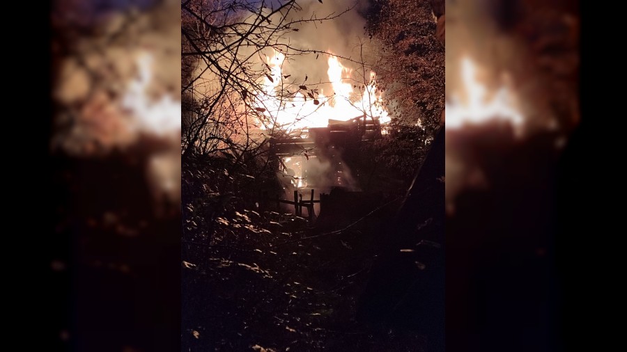 Alevlerin sard ahap ev tamamen yand: 2 yaral