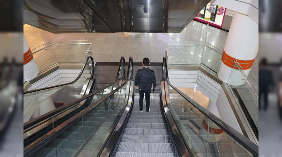 Koronadan kaçan vatandaşlar alışveriş merkezlerini terk etti