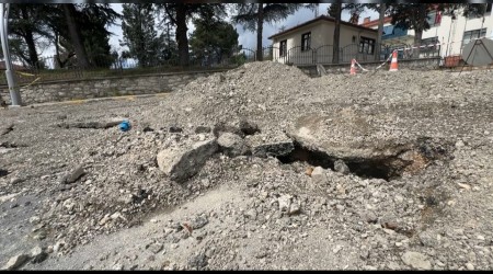 Yolda olu�an �atlaklar valilik konutunu ge�ici olarak bo�altt�r�yor