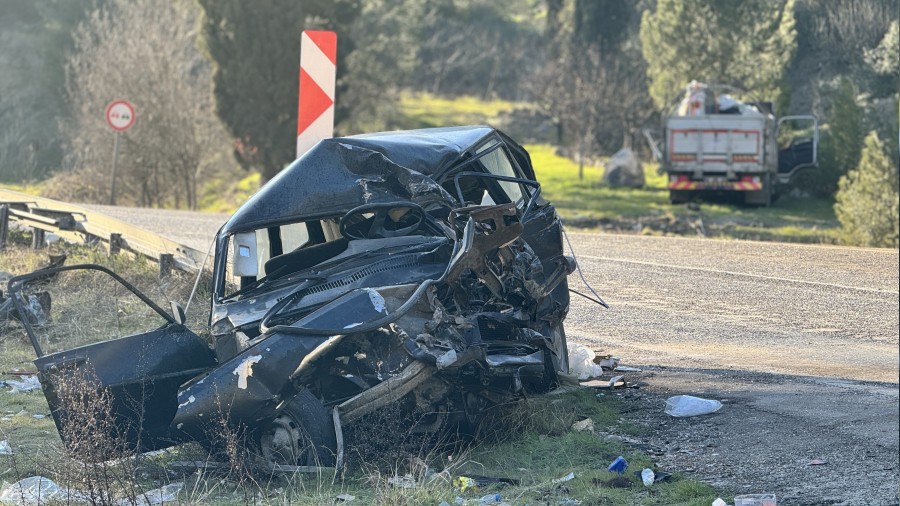 Kamyonla �arp��an otomobil demir y���n�na d�nd�