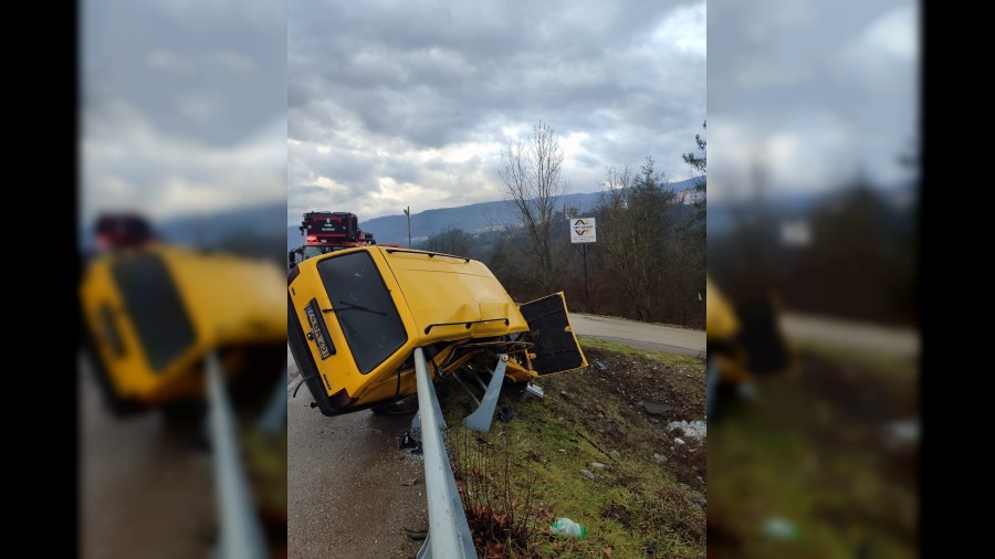 Otomobil demir bariyere �arpt�: 1 yaral�