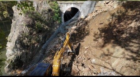 Heyelan demir yolunu kapatt, tren seferleri durduruldu