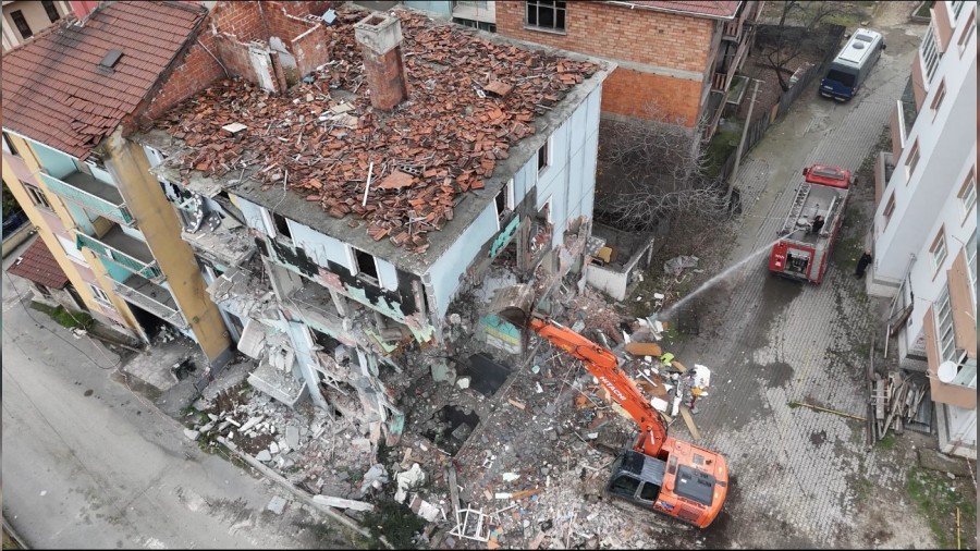 Doal gaz patlamas sonras hasar gren bina 3 yl sonra yklyor