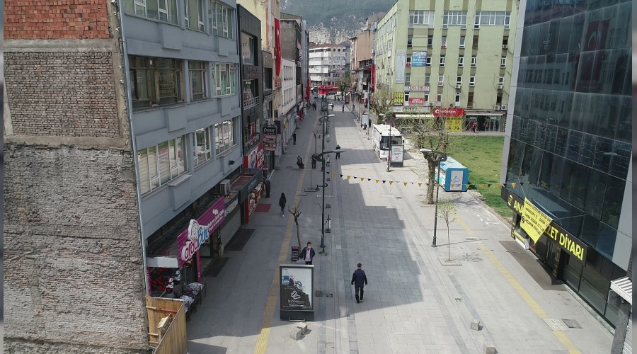 Yasak olmamasına rağmen Karabük’te sokak ve caddelerde sessizlik hakim oldu