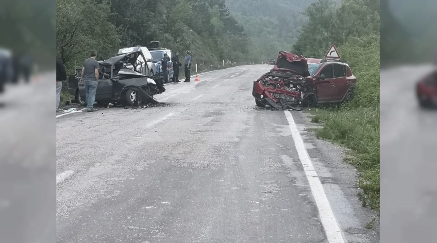 Otomobiller kafa kafaya arpt: 1 l, 4 yaral 