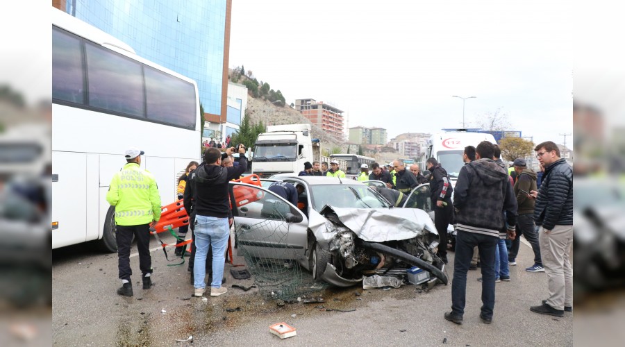 Karşı şeride geçen otomobil hafif ticari araçla çarpıştı: 3 yaralı