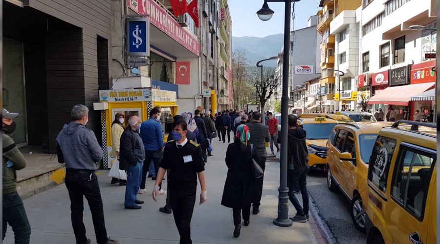 Haftanın ilk gününde vatandaşlar 'Evde Kal' çağrısını unuttu