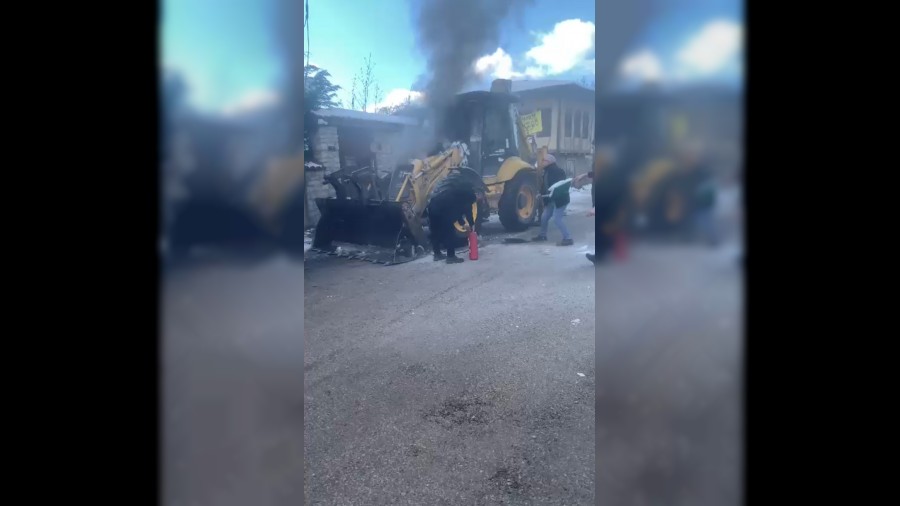 �� makinesinde ��kan yang�n� karla s�nd�rmeye �al��t�lar