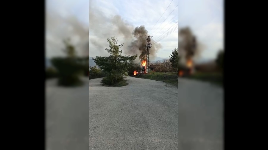 Patlayan elektrik trafosu alev ald�
