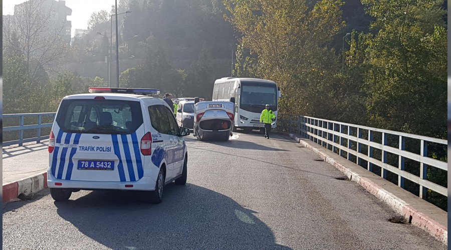 Kaldırıma çarpan otomobil ters döndü