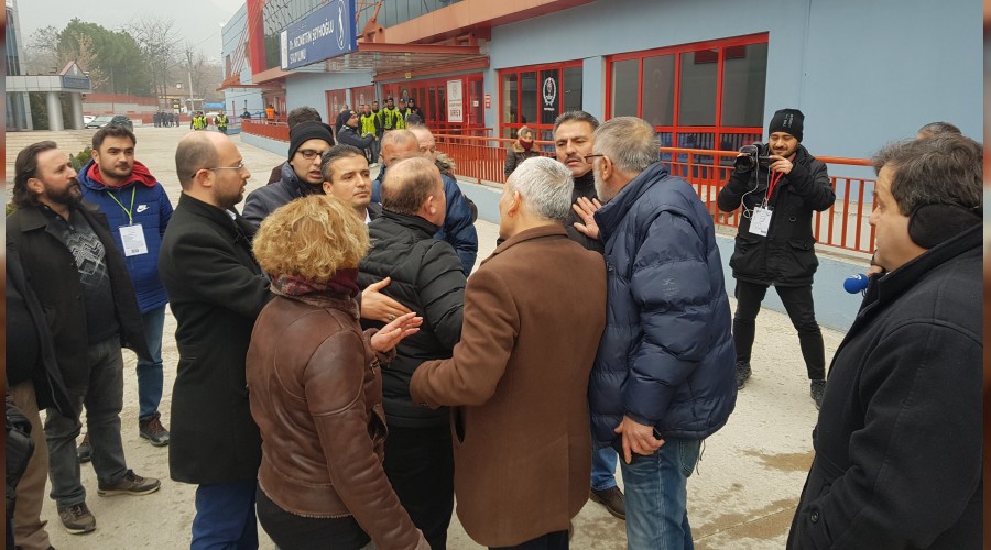 Kulüp başkanı ve futbolcu babası arasında maç sonrası gerginlik