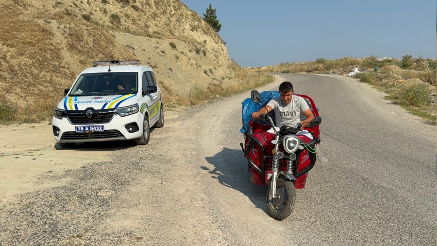 3 tekerlekli motosiklet devrildi: 6 kii yaraland