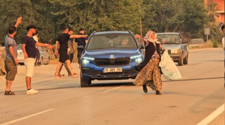 Alevler karayoluna doru ilerliyor