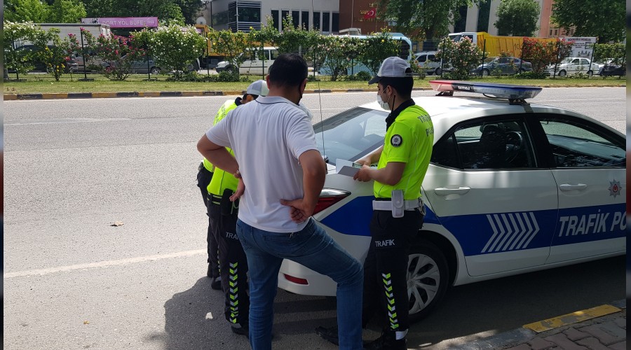 Önce dolmuş sürücüsüne, sonra dolmuşa binen gençlere ceza kesildi