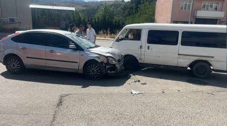 Otomobil ile panelvan minibs arpt: Kaza an kamerada