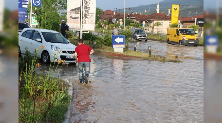 5 dakikalk yamur ve dolu yollar dere yatana evirdi