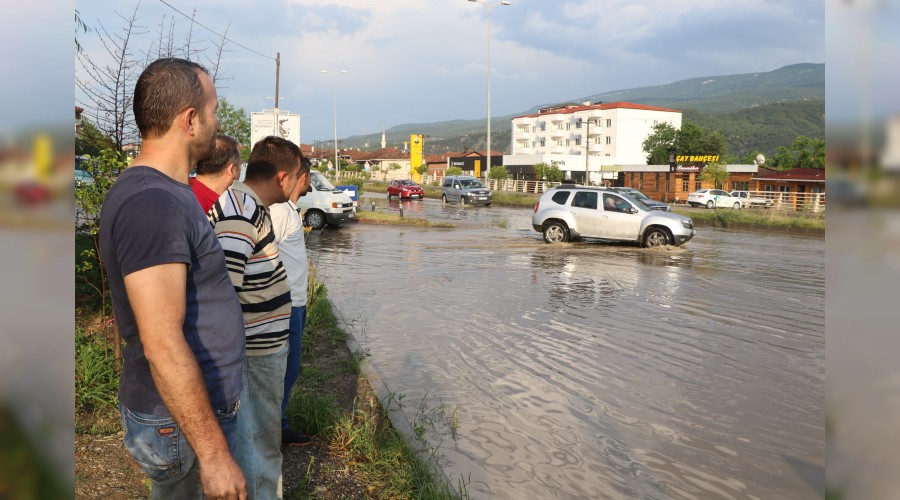 5 dakikalk yamur ve dolu yollar dere yatana evirdi