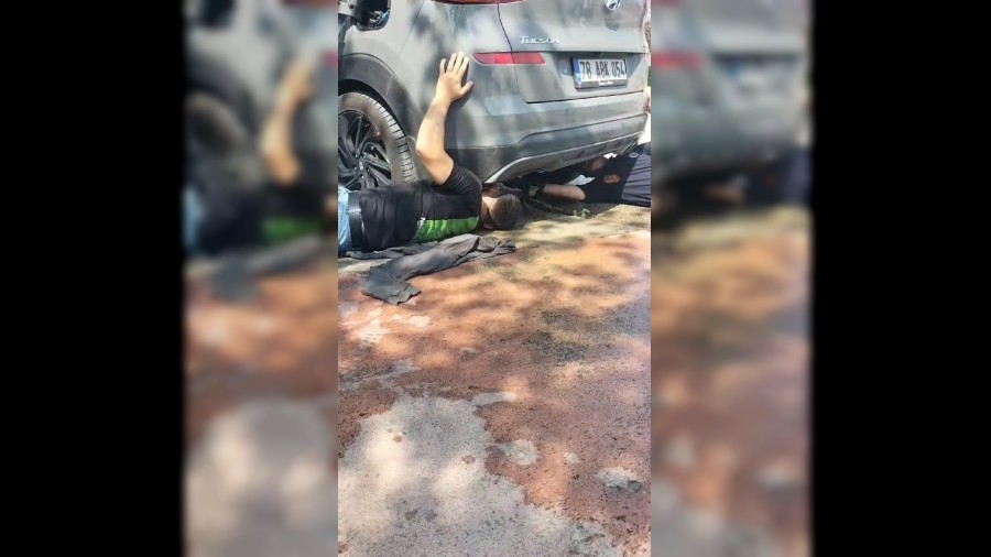 Arac�n�n alt�na giren kedileri itfaiye ��kard�