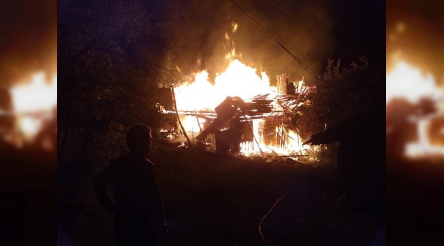 Babasn ziyarete gitti, evi alevlere teslim oldu