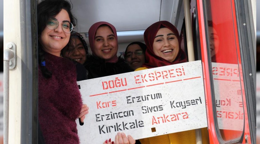 KBܒl uluslararas rencilerin Dou Ekspresi ile Sarkam yolculuu