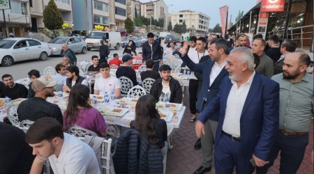 Esnaf ile niversite rencileri iftarda bir araya geldi
