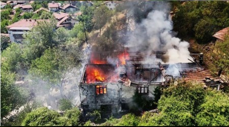 Otluk alanda srayan yangn iki katl evi kl etti