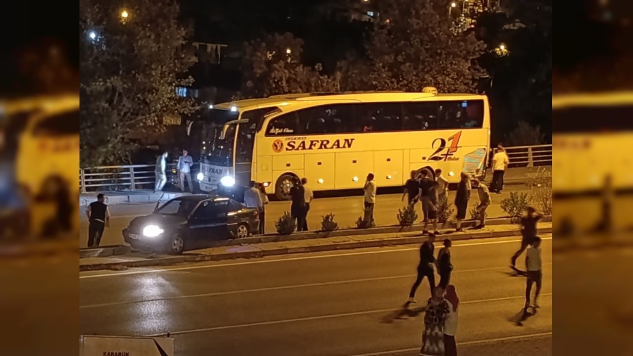 Otomobilin otobse arpt anlar kamerada