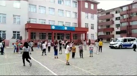 Polisler ald ocuklar oynad