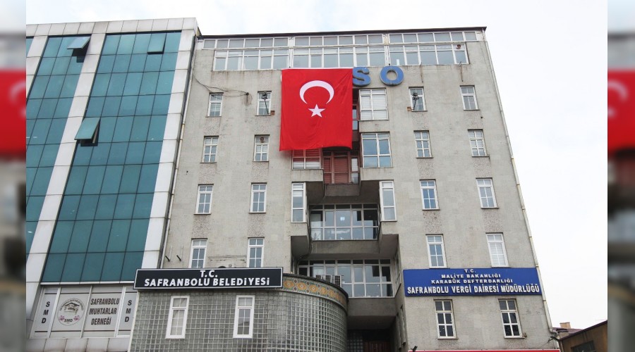 Yunan vekile bayraklı tepki