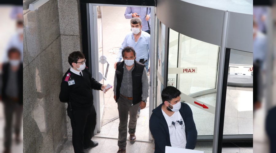 Mağazalar müşterileri ateş ölçerek alıyor
