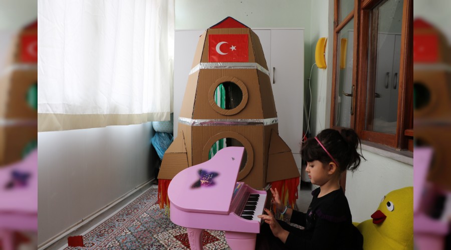 Balkon'dan uzay ssne alan kap