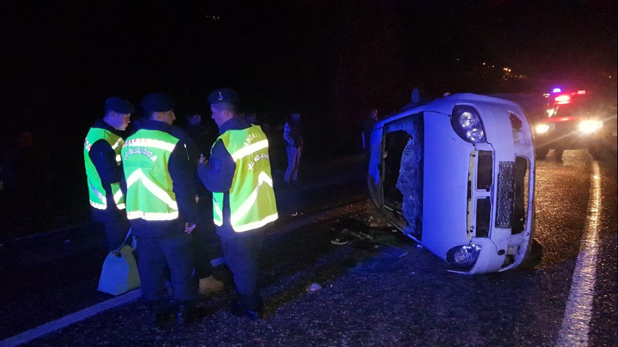 Devrilen otomobil 30 metre srklendi: 3' ocuk 5 yaral