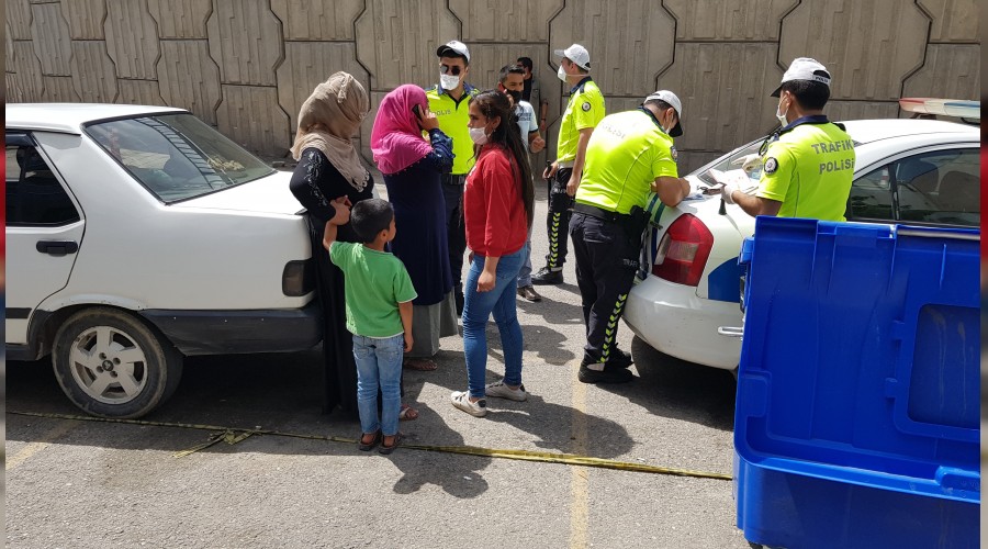 Ehliyetsiz sürücü sokağa çıkma kısıtlaması bulunan çocuklarıyla birlikte yakalandı