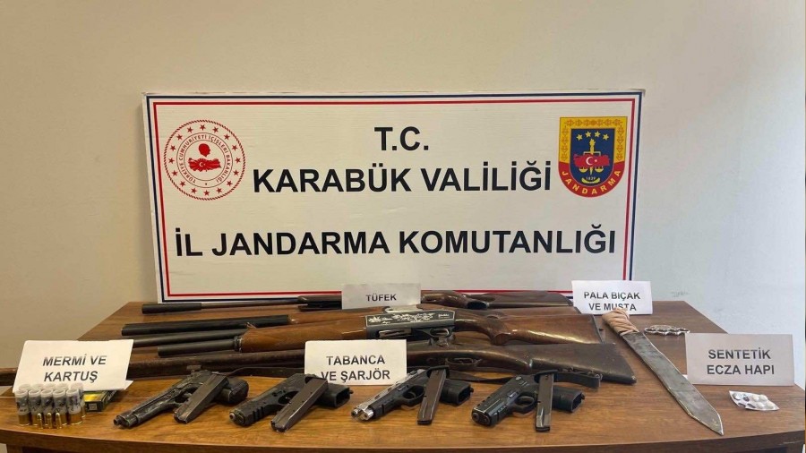 Karabk'te adli aramada ok sayda silah ele geirildi