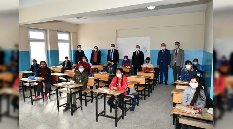 Ky okullar ile anaokullarnda yz yze eitim balad