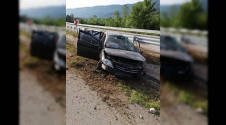 Otomobil kontrolden kp bariyerlere arpt: 3 yaral