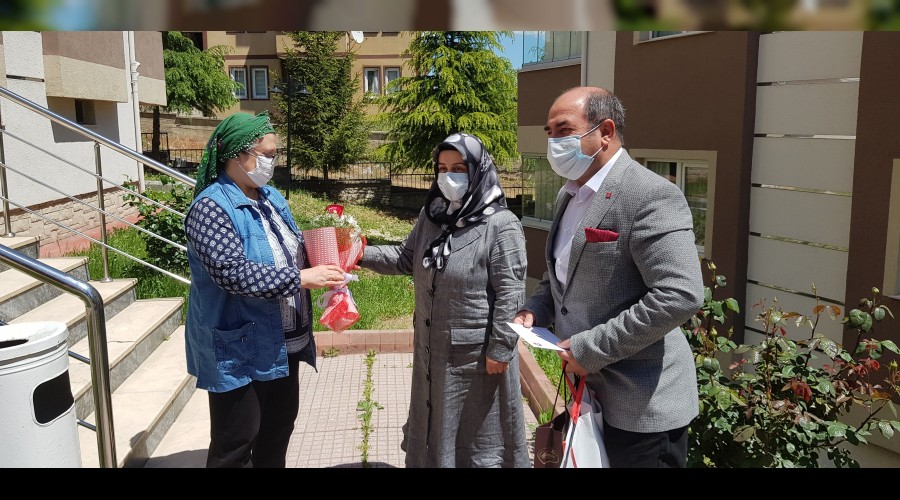 Vali, şehit annelerini ziyaret ederek günlerini kutladı