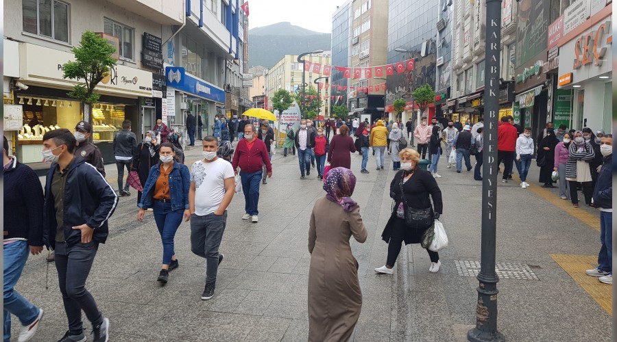 Vatandaşlar soğuk havaya rağmen çarşı ve pazara akın etti